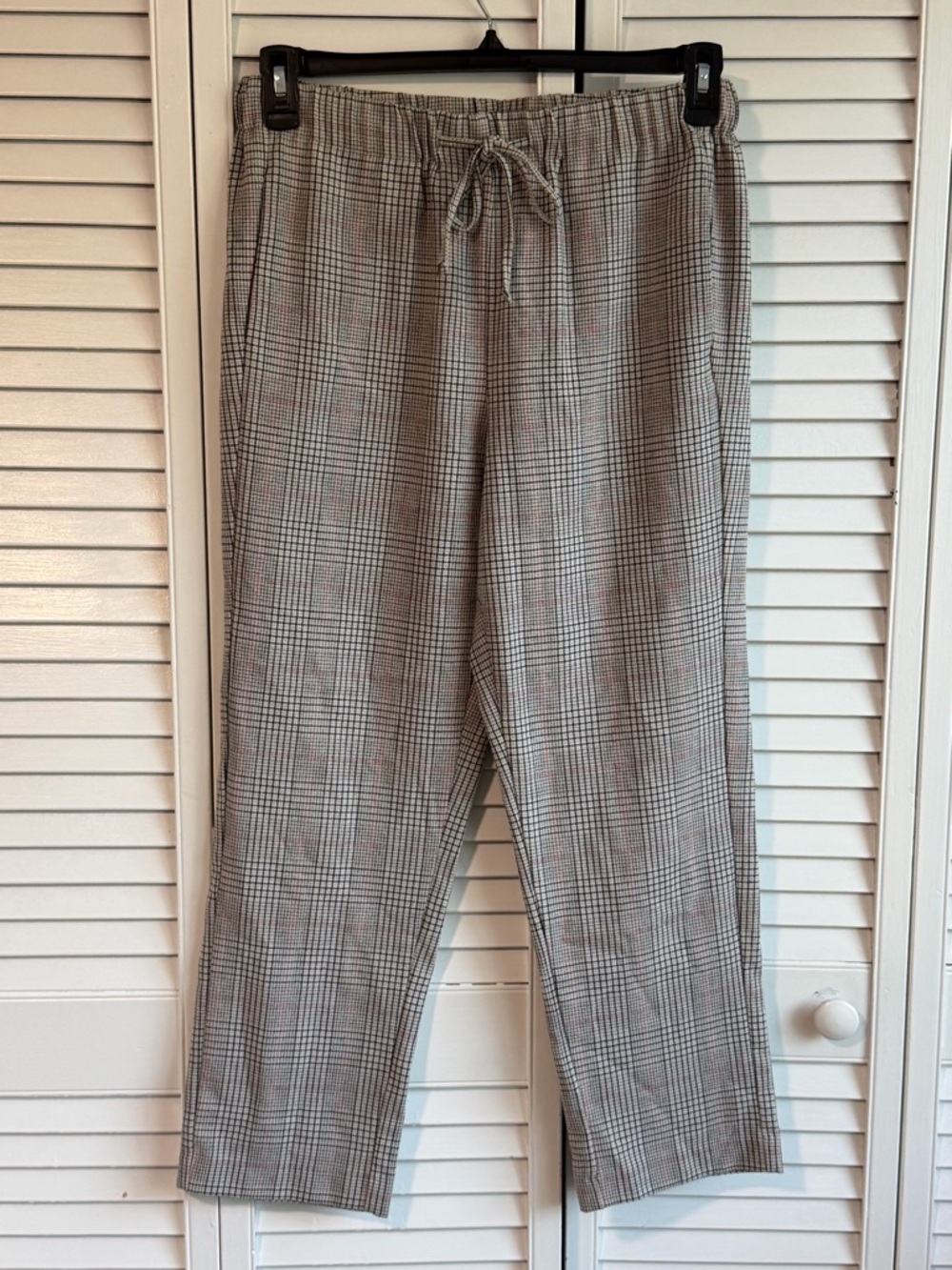 Plaid Straight-Leg Drawstring Pants in Gray